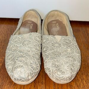 TOMS Glitter with floral crochet flowers